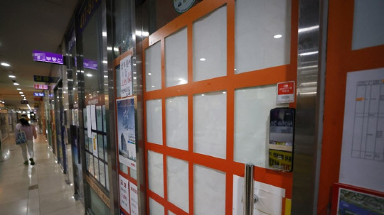 전세 품귀와 전셋값 폭등 현상이 지속되는 가운데 서울 잠실의 한 아파트 단지 상가 내 부동산에 매물 정보란이 텅 비어 있다.   연합뉴스